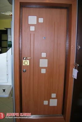 Входная квартирная дверь с МДФ цвета миланский орех и декором