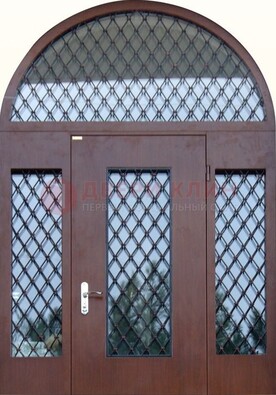 Крепкая стальная арочная дверь со стеклом и ковкой ДА-21 в Подольске