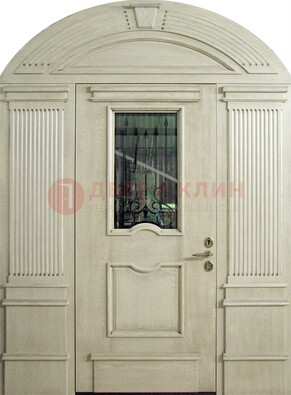 Белая входная дверь массив со стеклом и ковкой ДА-49 в Подольске