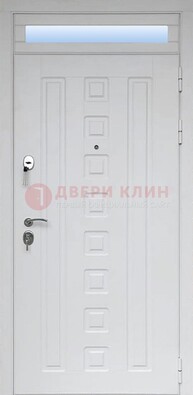 Белая металлическая дверь с фрамугой для коттеджа ДФГ-21 в Подольске
