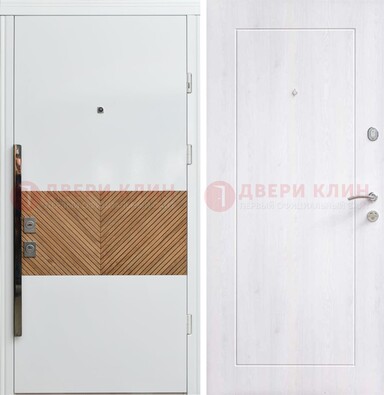 Белая железная дверь МДФ горизонтальной вставкой ДМ-265 в Подольске