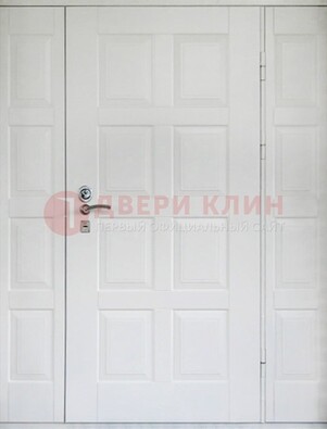 Белая входная дверь для коттеджа с МДФ ДМ-536 в Подольске