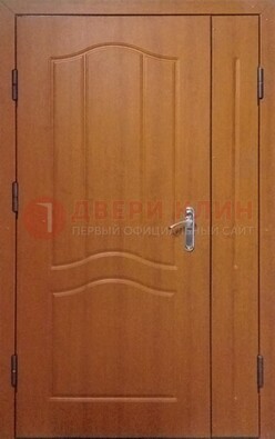 Коричневая двухстворчатая тамбурная дверь с МДФ ДМ-538 в Подольске