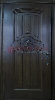 Темная металлическая дверь с массивом дуба с рисунком ДМД-25 в Подольске