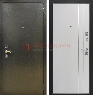 Железная темная дверь с порошковым покрытием и белая МДФ с молдингами  ДП-296 в Подольске