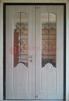 Парадная дверь со стеклянными вставками и ковкой ДПР-23 в деревянный дом в Подольске