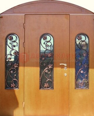 Парадная дверь со стеклянными вставками и ковкой ДПР-28 в общественное здание в Подольске