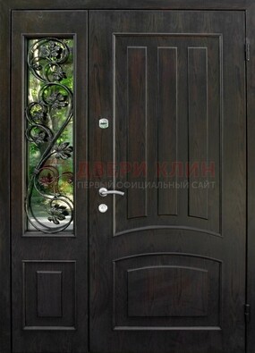 Парадная дверь со стеклянными вставками и ковкой ДПР-31 в кирпичный дом в Подольске
