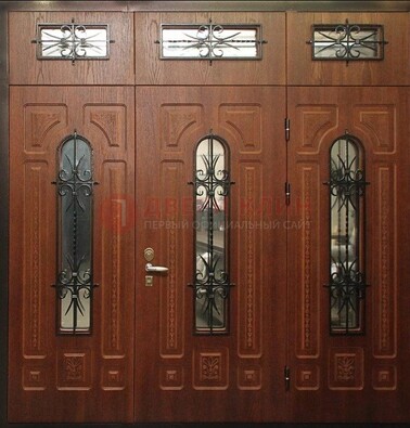 Парадная дверь с металлическими вставками и ковкой ДПР-72 в дом в Подольске