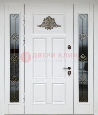 Белая входная парадная дверь со стеклом и ковкой ДПР-92 в Подольске