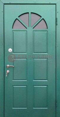 Зеленая стальная дверь со стеклом для дома ДС-28 в Подольске