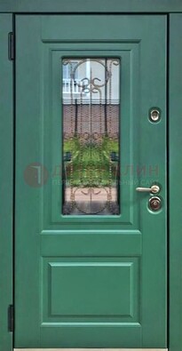 Зеленая металлическая дверь со стеклом и ковкой ДСК-113 в Подольске