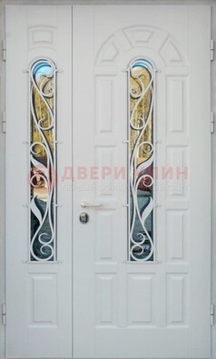 Распашная стальная дверь со стеклом и ковкой в белом цвете ДСК-120 в Подольске