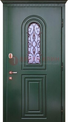 Темно-зеленая входная дверь со стеклом и ковкой ДСК-129 в Подольске