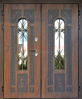 Двухстворчатая стальная дверь со стеклом и ковкой для дома ДСК-153 в Подольске