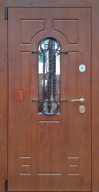 Темная железная дверь со стеклом и ковкой в коричневом цвете ДСК-154 в Подольске
