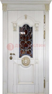 Белая железная дверь со стеклом и ковкой для кирпичного дома ДСК-155 в Подольске