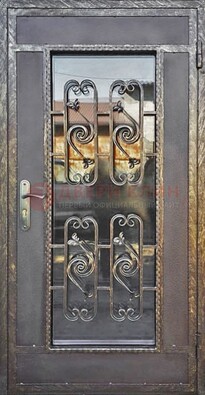 Коричневая наружная дверь порошок со стеклом и ковкой ДСК-160 в Подольске