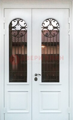 Белая стальная дверь стекло с ковкой и филенкой ДСК-201 в Подольске