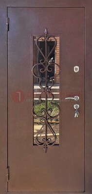 Коричневая железная дверь Порошок со стеклом и ковкой ДСК-219 в Мытищах