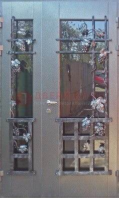 Распашная уличная дверь Порошок со стеклом и ковкой ДСК-221 в Подольске