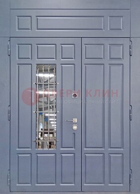 Серая двухстворчатая дверь Винорит со стеклом и ковкой ДСК-234 в Подольске