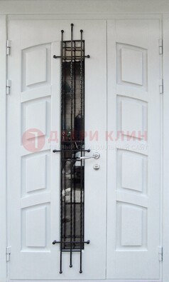 Белая полуторная стальная дверь с массивом для коттеджа ДСК-253 в Подольске