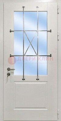 Белая простая железная дверь Винорит со стеклом и ковкой ДСК-257 в Подольске