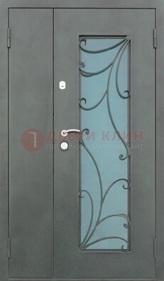 Двухстворчатая железная дверь со стеклом и ковкой ДСК-40 в Сосновый Бор