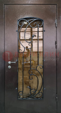 Металлическая дверь со стеклом и ковкой ДСК-95 для магазина в Петрозаводске