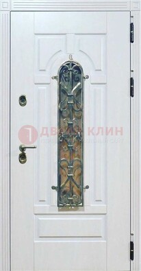 Белая остекленная металлическая дверь с ковкой ДСК-98 в Подольске