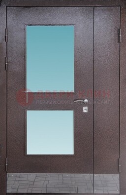 Коричневая тамбурная дверь со стеклянными вставками ДТМ-21 в Солнечногорске