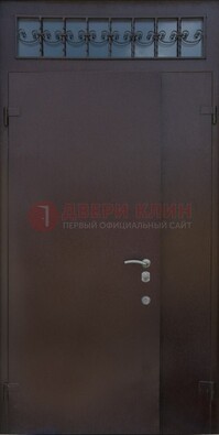 Коричневая тамбурная дверь со стеклянными вставками и ковкой ДТМ-39 в Подольске