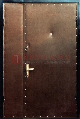 Коричневая тамбурная дверь с оформлением ДТМ-40 в Подольске