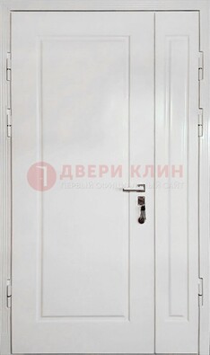 Полуторная металлическая дверь с МДФ в белом цвете ПЛ-24 в Подольске