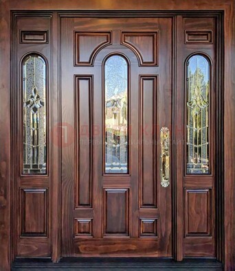 Железная классическая дверь с массивом дуба и витражом ВЖ-18 в Подольске