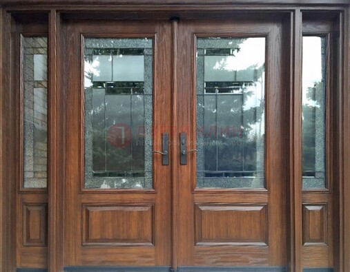Распашная стальная дверь с массивом с витражом и фрамугами ВЖ-21 в Подольске