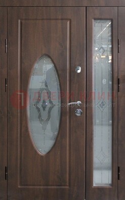 Коричневая двухстворчатая железная дверь с МДФ и витражом ВЖ-33 в Подольске